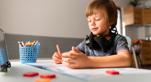 Bambino a casa interazioni scolastiche online