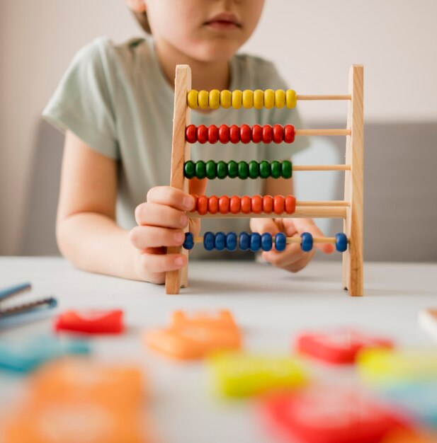 自宅でそろばんの使い方を学ぶ子供