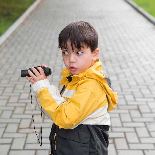 無料写真 面白い表現の高いビューで見ている子供