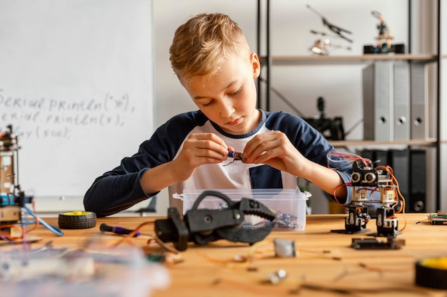 Free photo child making robot