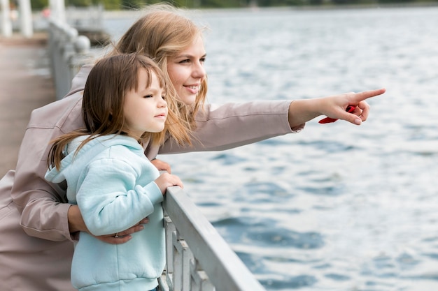 Figlio e madre in riva al mare