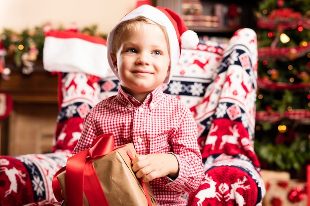 Foto gratuita l'apertura di un regalo del bambino