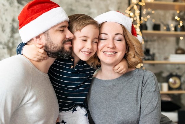 Bambino e genitori che stanno insieme il giorno di natale