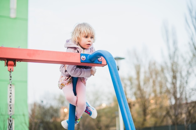 Foto gratuita bambino al parco giochi all'esterno