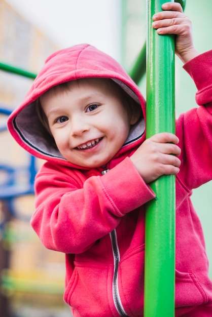 Foto gratuita bambino al parco giochi all'esterno