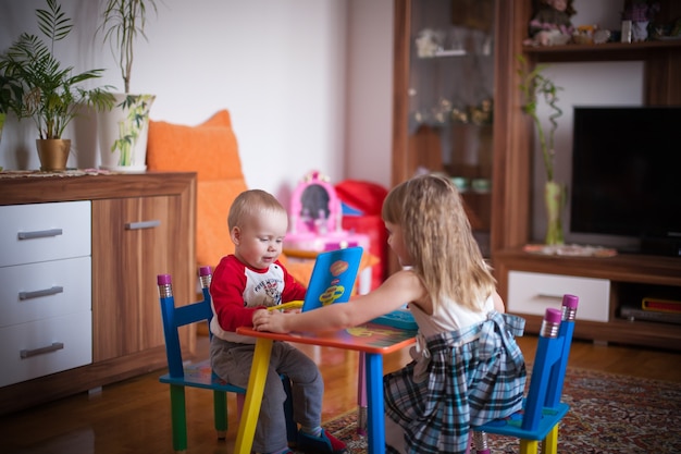 Bambino che gioca a casa