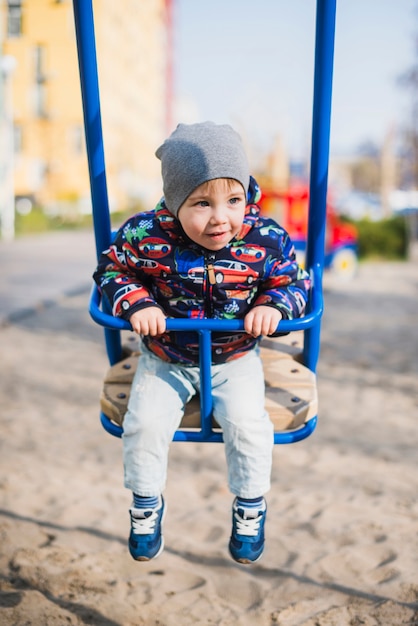 Foto gratuita bambino che gioca fuori nel parco giochi
