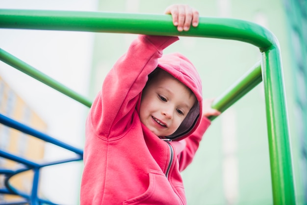 子供が外で遊ぶ