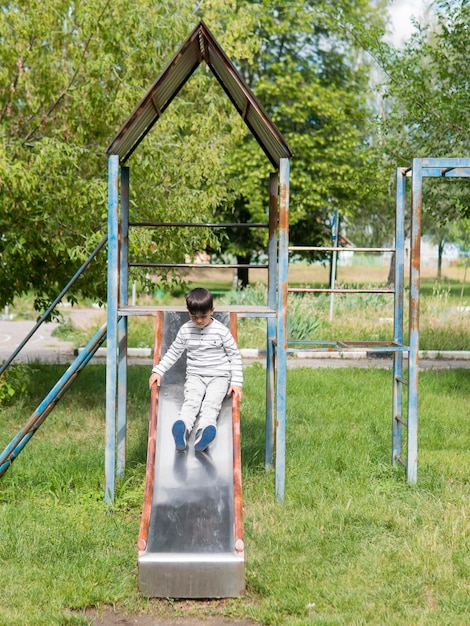 Bambino che gioca nel parco