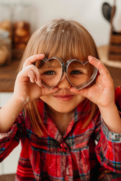 Foto gratuita bambino che gioca con i biscotti del modulo