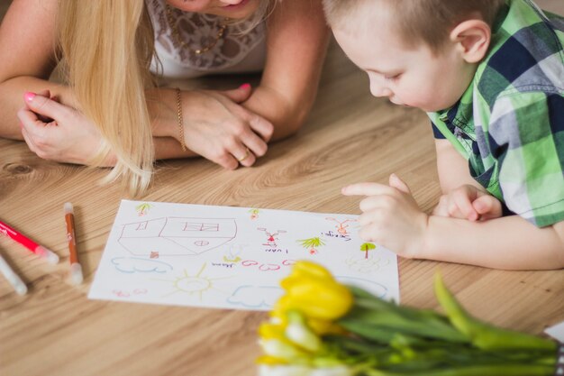 母親の隣の図を指している子供