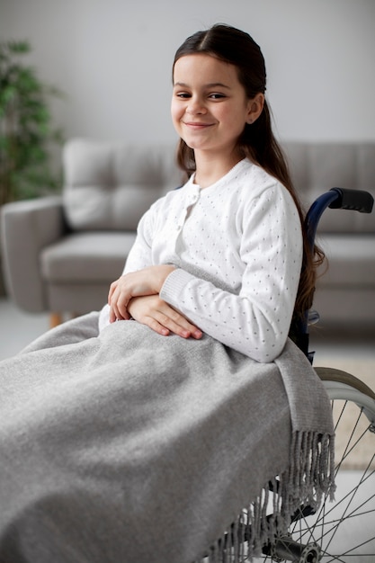 Foto gratuita bambina pronta ad aiutare il suo genitore disabile