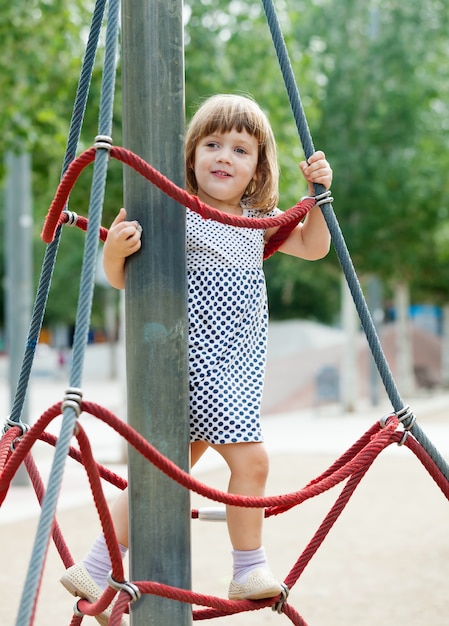 ребенок на веревках на детской площадке