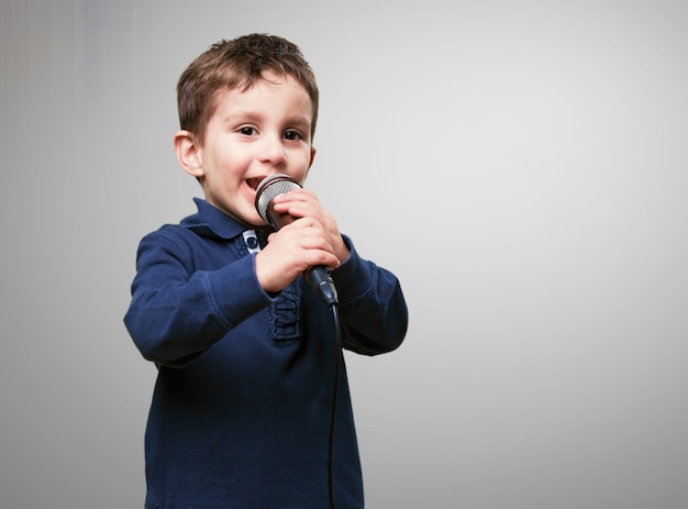 Free photo child singing through a microphone