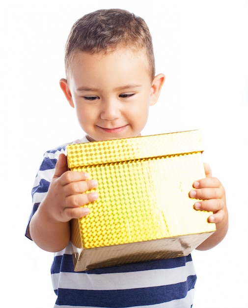 Foto gratuita bambino sorridente con un regalo giallo