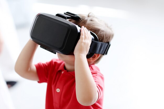 ребенок с помощью VR