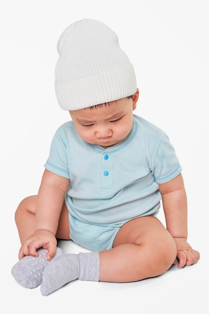 Free photo child wearing knit hat in studio