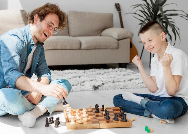 Foto gratuita bambino che vince una partita a scacchi