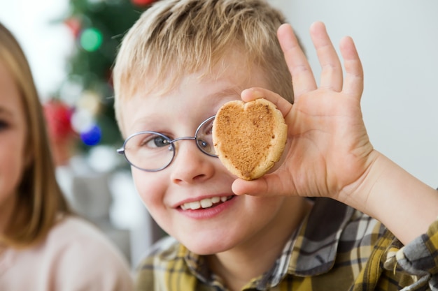 Bambino con un biscotto in un occhio