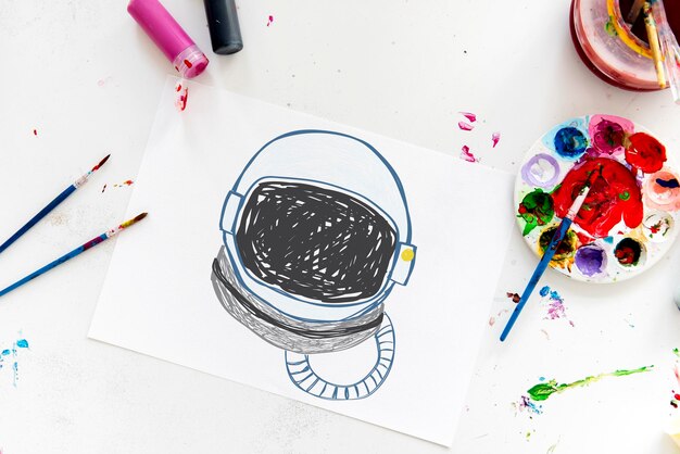 Ребенок с рисунком шлема космонавта