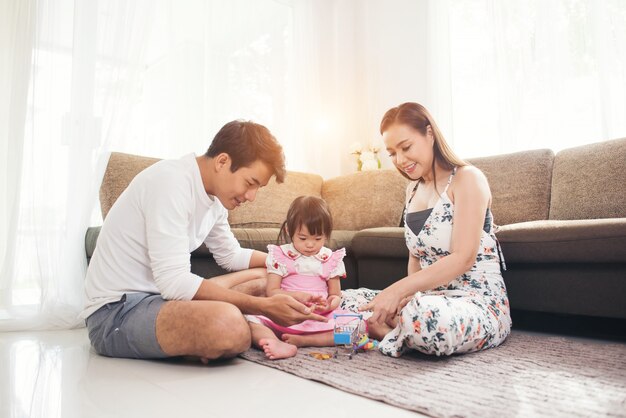 リビングルームの床で遊んでいる親と子供