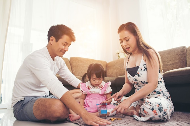 リビングルームの床で遊んでいる親と子供