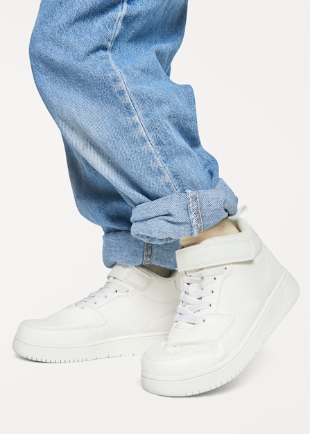 Ребенок с джинсами белые кроссовки