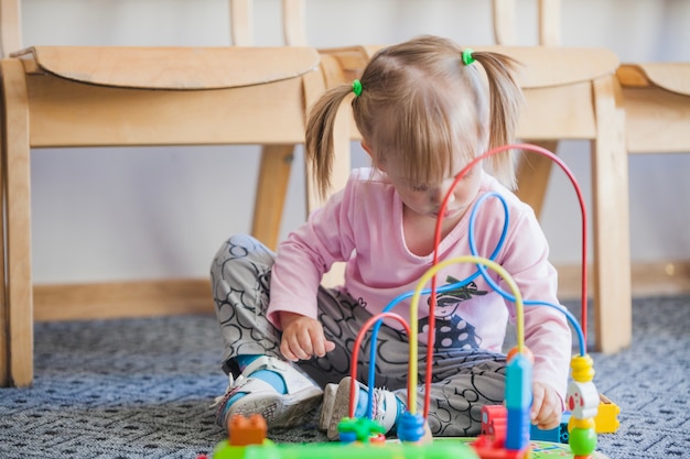 Foto gratuita bambino con giocattoli in asilo