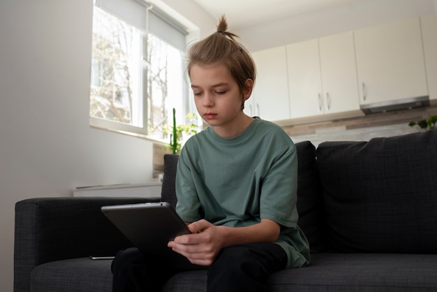 Foto gratuita bambino con dipendenza dai social media