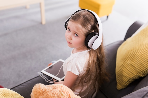 Free photo child with tablet and headphones