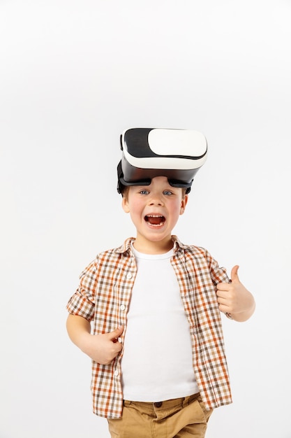 Ребенок с гарнитурой виртуальной реальности