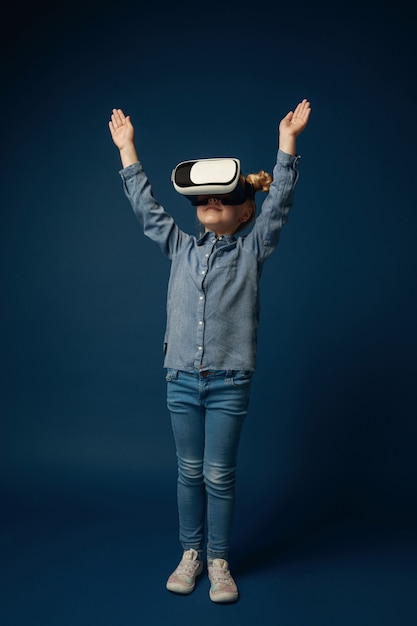 Free photo child with virtual reality headset