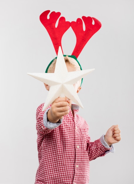 Foto gratuita bambino con una stella bianca davanti al viso