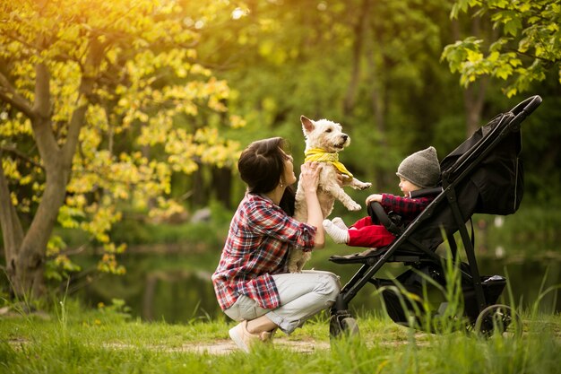 子供の若い女性が幸せに歩く