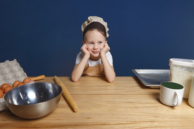 子供の頃、料理、料理のコンセプト。愛らしいかわいい男の子の肖像画