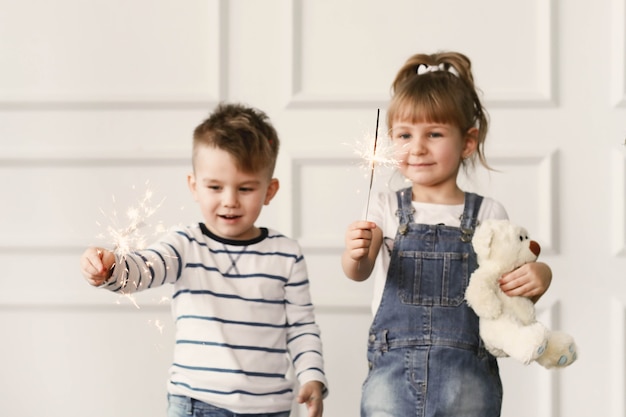 子供時代。自宅で2人の子供