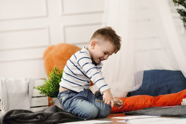 無料写真 子供時代。自宅で若い男の子