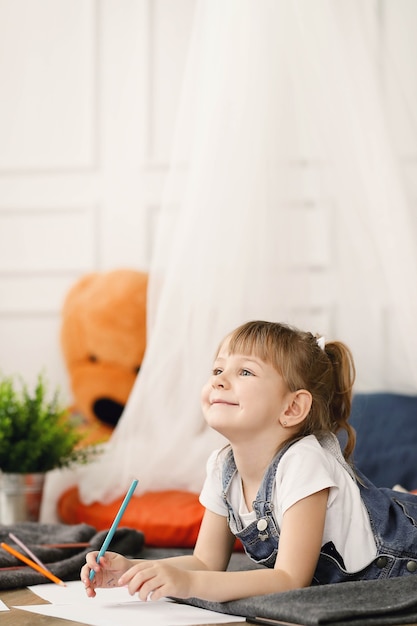 無料写真 子供時代。自宅で若い女の子