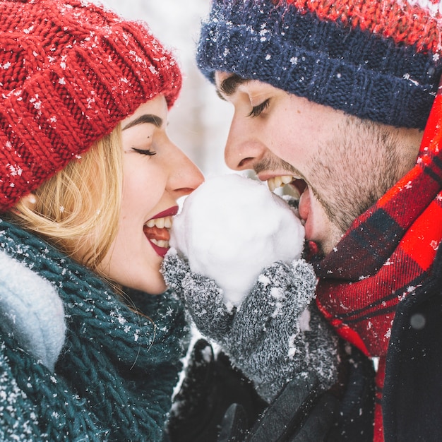 無料写真 雪だるまを舐める子供連れのカップル