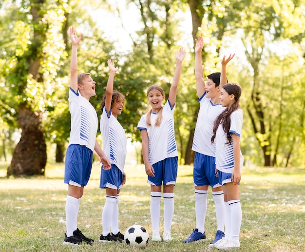 サッカーの試合に勝った後幸せな子供たち