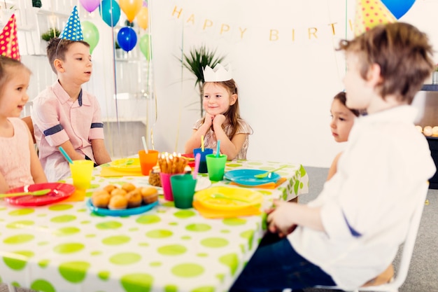 誕生日のサイドビューを祝う子供たち