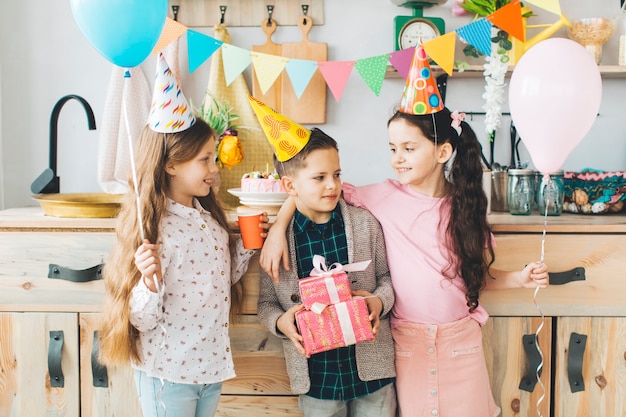 Bambini festeggiano un compleanno