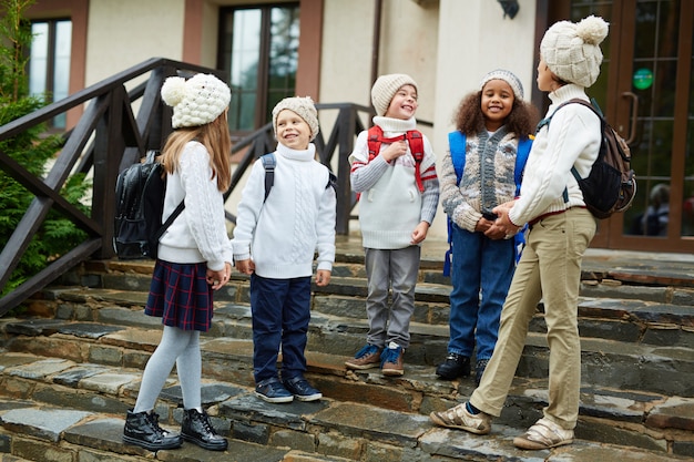 Bambini che chiacchierano sulle scale della scuola