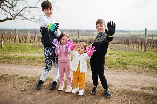 Дети, убирающиеся на виноградниках, показывают свои перчатки Охрана окружающей среды и экологическая переработка