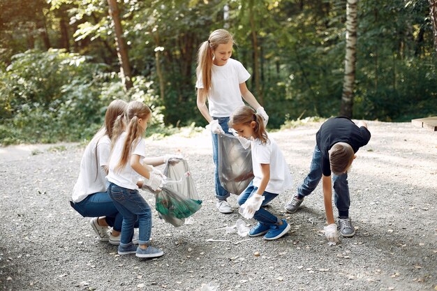 아이들은 공원에서 쓰레기 봉투에 쓰레기를 수집