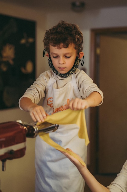 дети готовят пасту на мастер-классе по гастрономии