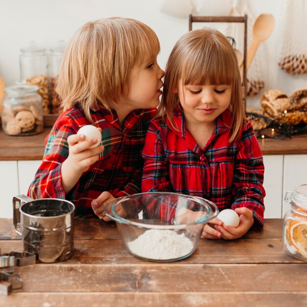 家で一緒に料理をする子供たち