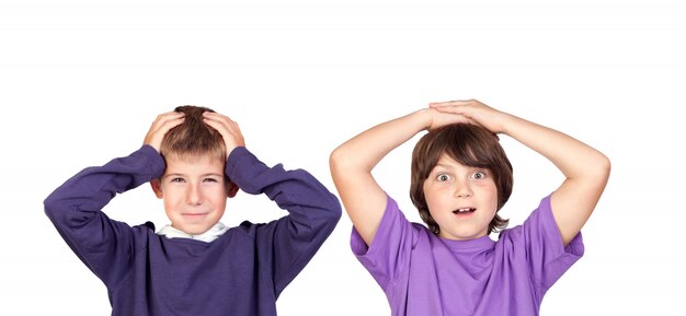 耳をふさいで大きな音にショックを受ける子供たち プレミアム写真 耳をふさいで大きな音にショックを受ける子供たち プレミアム写真