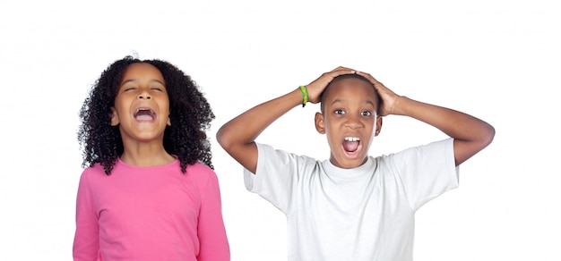 耳をふさいで大きな音にショックを受ける子供たち プレミアム写真 耳をふさいで大きな音にショックを受ける子供たち プレミアム写真
