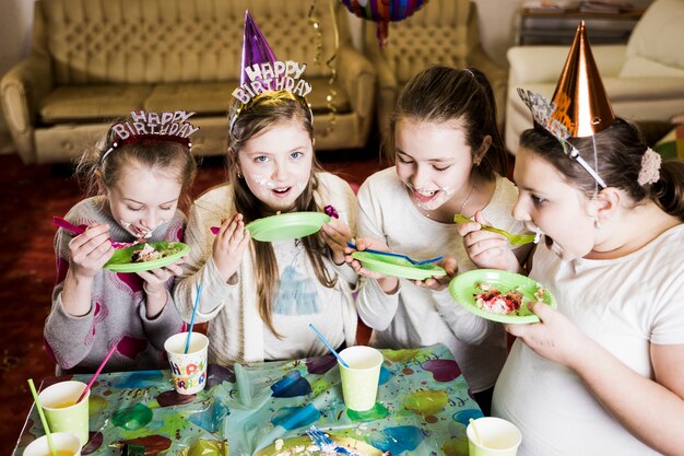 誕生日ケーキを食べる子供